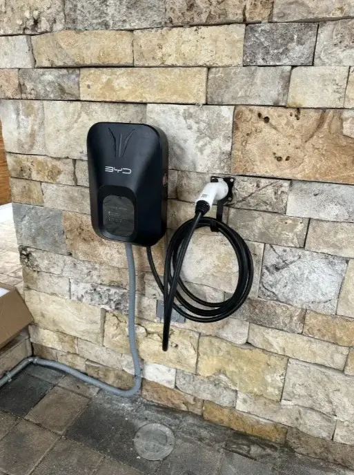 Cargador inteligente BYD Seal instalado en El Palomar, Guadalajara