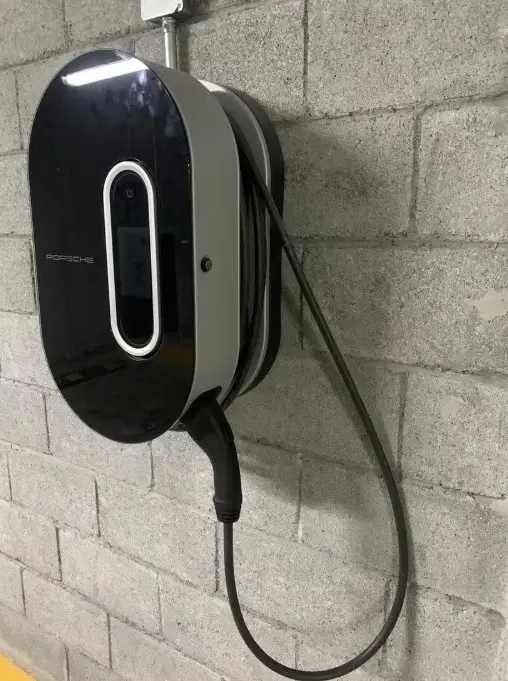 Instalación de cargador eléctrico para auto Porsche en Puerta de Hierro, Guadalajara