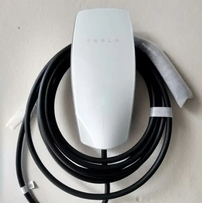Tesla Wall Connector instalado en cochera en Valle Real, Guadalajara